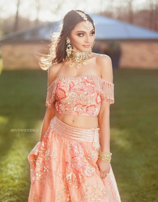 Blus Off-Shoulder yang Menawan